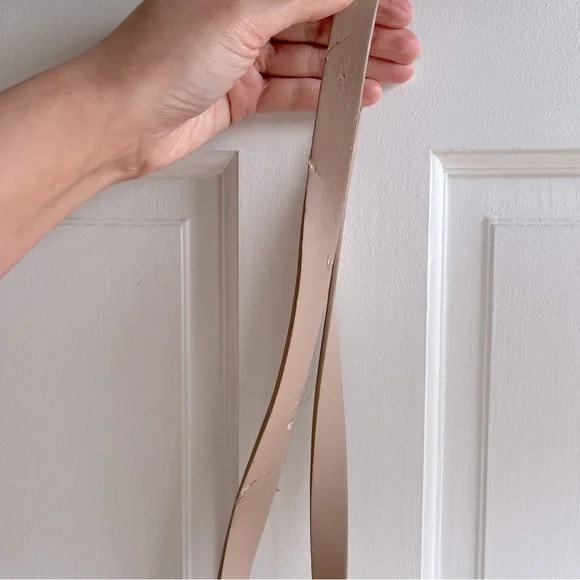 Cream Shoulder Bag with Golden Metal Clasp - Picture 8 of 16